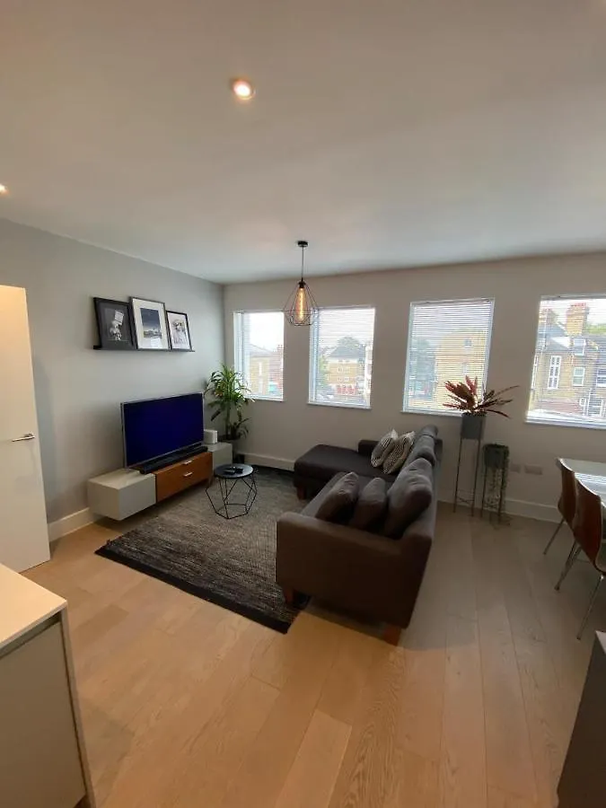 Tasteful 2Bd Flat Wopen Plan Living - Blackheath! London Apartment